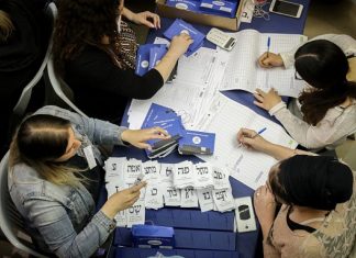 Confusion, controversy as doubts loom over New Right’s possible entry to Knesset Israelis count the remaining ballots from soldiers and absentee voters one day after national elections, April 10, 2019. Photo by Noam Revkin Fenton/Flash90.