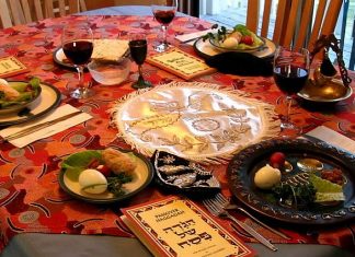 A festive Passover table, with hints of east and west Passover table setting. Credit: Wikimedia Commons.
