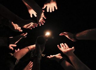 Moishe House awarded the Jerusalem Unity Prize Havdalah service at a Moishe House. Credit: Wikimedia Commons.