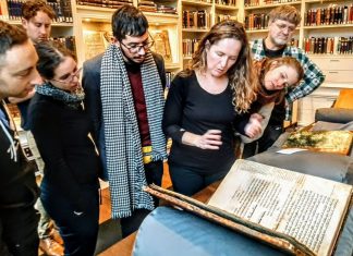 יונגע ייִדישיסטן פֿאַרברענגען אַ סוף־וואָך אין אַמסטערדאַם