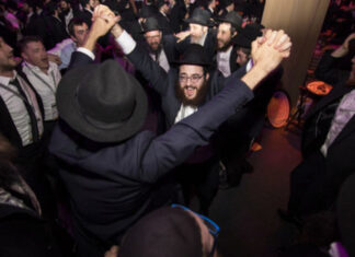 In era of social acrimony, the Rebbe’s words and wisdom provide insight into bridging divides Emissaries and other guests rejoice during the Chabad-Lubavitch movement's 44th International Conference of Chabad-Lubavitch Emissaries (Kinus Hashluchim) in Bayonne, N.J., on Nov. 19, 2017. Credit: Chabad-Lubavitch/Chabad.org.