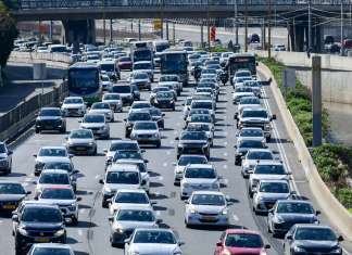 Unemployment rate in Jewish state hits 50-year low Traffic on Ayalon Highway in Tel Aviv, Dec. 2, 2021. Photo by Tomer Neuberg/Flash90.