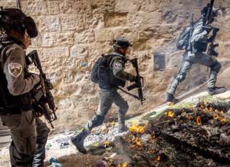 Prosecutors to charge Jerusalem Muslim cleric for incitement to terrorism Israeli police officers during clashes outside the Al Aqsa Mosque in Jerusalem's Old City, April 17, 2022. Photo by Yonatan Sindel/Flash90.