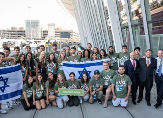 ‘Look forward,’ says lone soldier on 20th-anniversary ‘aliyah’ flight to Israel Nefesh B’Nefesh co-founders Rabbi Yehoshua Fass and Tony Gelbart; executive vice president Zev Gershinsky; and Israeli Consul General in New York Ambassador Asaf Zamir with 40 future Lone Soldiers at John F. Kennedy International Airport. Photo by Shahar Azran.