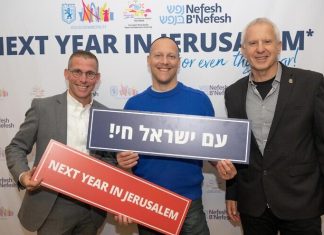 Over 300 attend aliyah events across North America Nefesh B'Nefesh Executive Vice President Zev Gershinsky (left) and Pini Glinkewitz, director of the Aliyah and Integration Authority in the Jerusalem Municipality (right), with a potential immigrant. Photo by Shahar Azran.