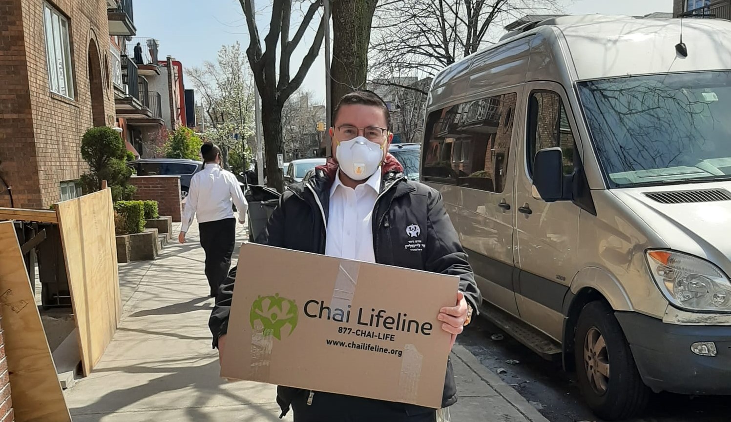 Volunteers with Chai Lifeline deliver boxes of kosher-for-Passover food to young children and their families who will spend the holiday in the hospital, April 2022. Credit: Courtesy.