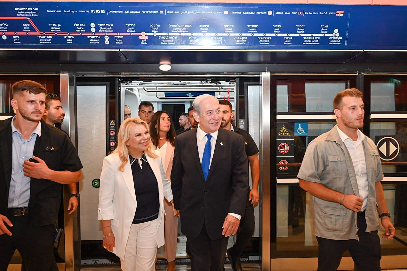 Prime Minister Benjamin Netanyahu, his wife, Sara, and Transport Minister Miri Regev (behind them) exit a Tel Aviv Light Rail car, Aug. 17, 2023. Credit: Courtesy.