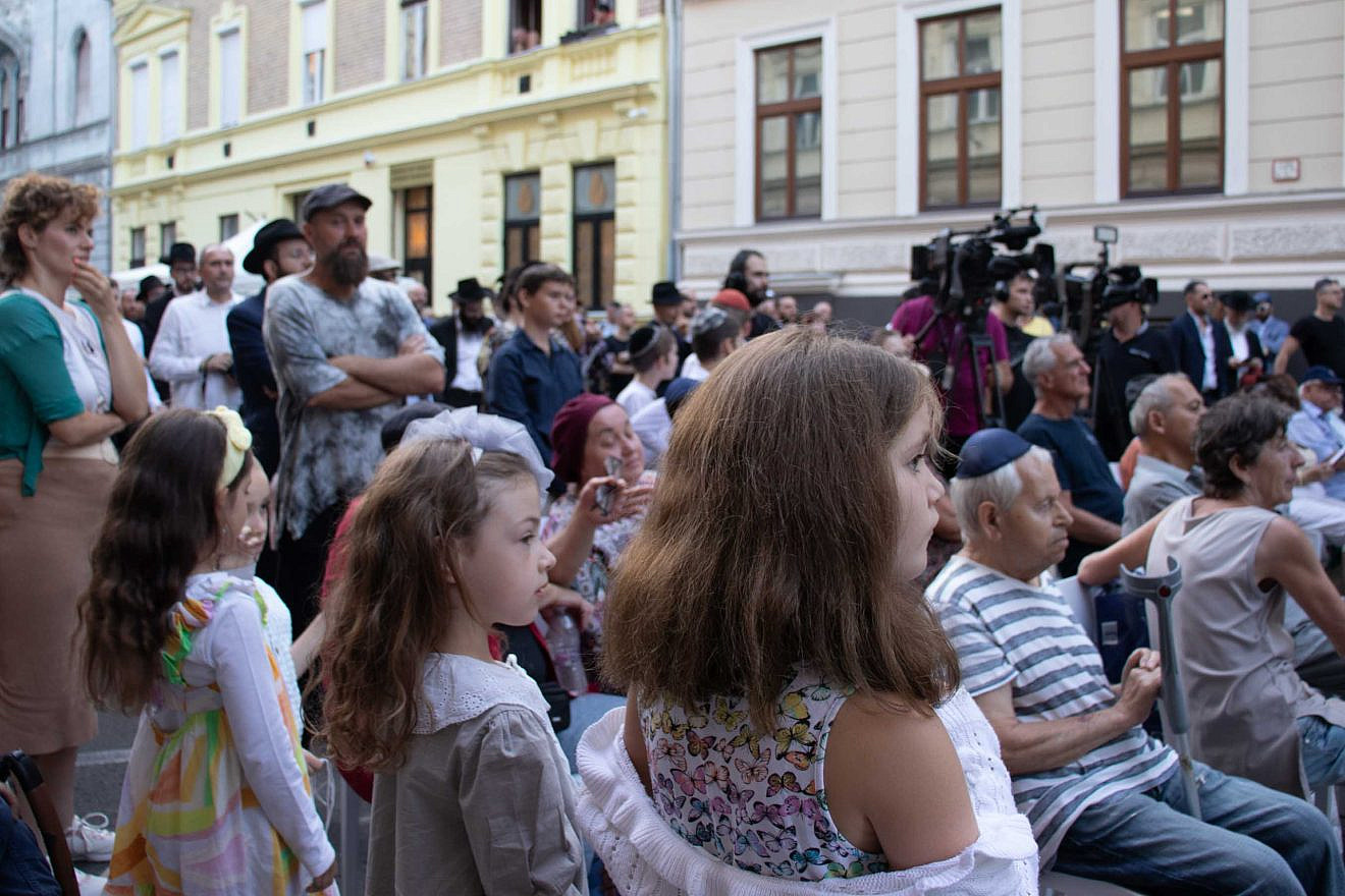 Crowd attends opening of refurbished Ohel Eszter synagogue in Budapest, Sept. 5, 2023. Photo by David Isaac.