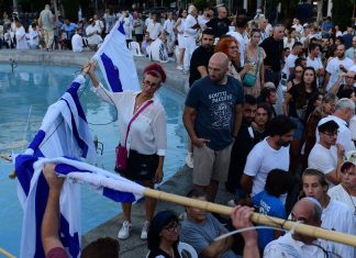 Israel’s ‘democracy’ protesters destroy their own platform The Orthodox Jewish group Rosh Yehudi sets up a gender divider amongst protests during a public prayer service at Dizengoff Square in Tel Aviv on Yom Kippur, Sept. 24, 2023. Photo: Tomer Neuberg/Flash 90
