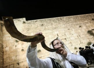 We shouldn’t overdo it with the apologies A shofar is blown at the Western Wall in Jerusalem's Old City, at the end of Yom Kippur, Oct. 12, 2016. Photo by Flash90.