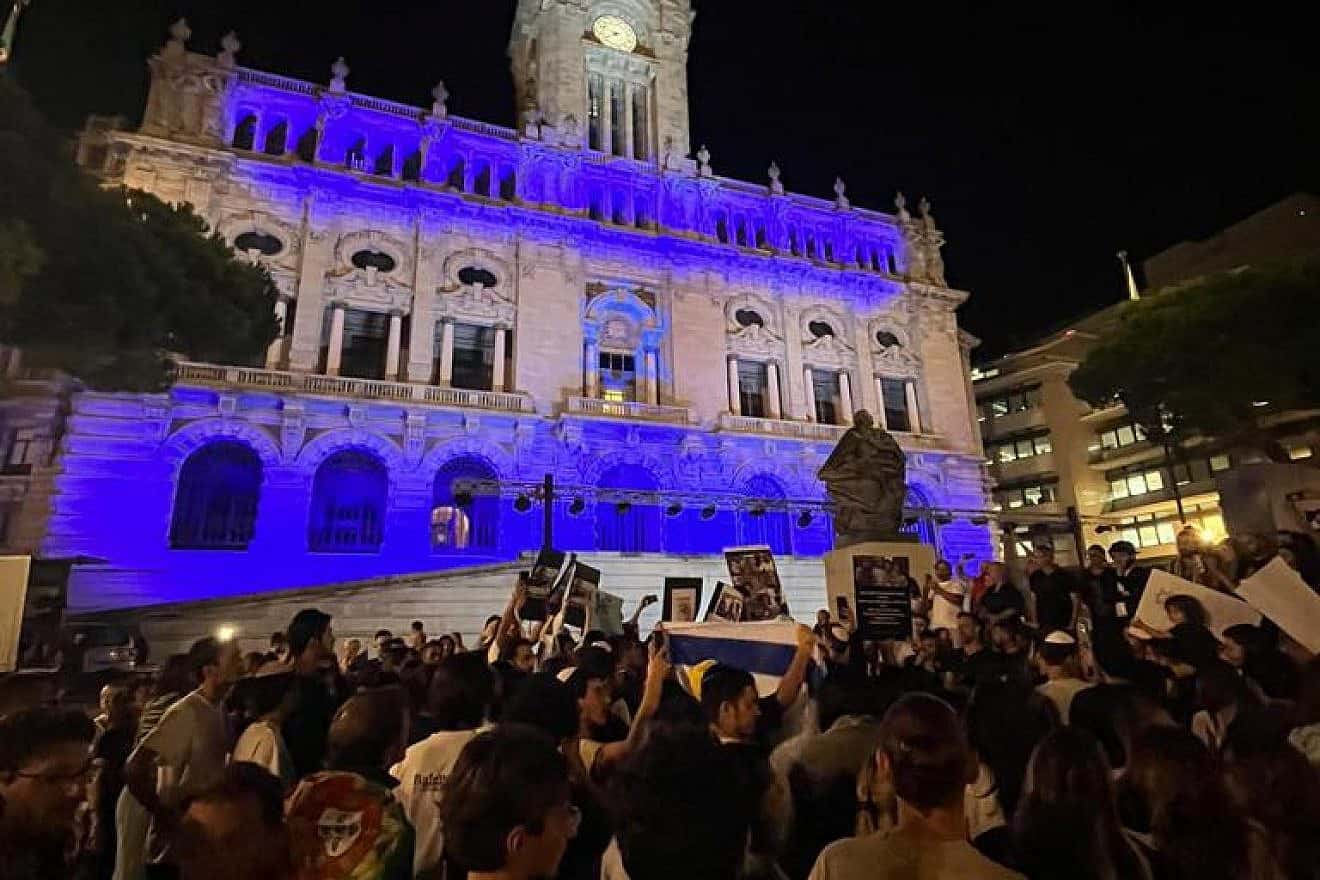 Blue and white, the official colors of Israel, were displayed on the wall of Oporto’s municipality building as a show of solidarity on Oct. 8, 2023. Credit: Courtesy.