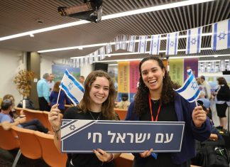 New ‘olim’ show up to support their new homeland in time of war New immigrants to Israel hold a placard at Ben-Gurion International Airport reading, “The People of Israel Live,” Oct. 19, 2023. Photo by Yonit Schiller.
