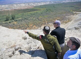Netanyahu: Jerusalem to cooperate with Jordan to reinforce eastern border Israeli Prime Minister Benjamin Netanyahu and Finance Minister Bezalel Smotrich receive a briefing from military officials on the border with Jordan, Sept. 11, 2024. Credit: Kobi Gideon/GPO.