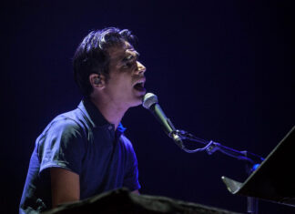 Police detain Israeli rock star for waving hostage sign at Hollywood concert Israeli singer Aviv Geffen performing at the Jerusalem Theater, June 3, 2012. Photo: Uri Lenz/Flash90.