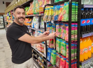 Toronto-area kosher store gets apology from major chain after one of its stores tries to bully suppliers Justin Lesnick, cofounder and CEO of Olive Branch, a kosher supermarket in Thornhill, just north of Toronto. Photo by Dave Gordon.