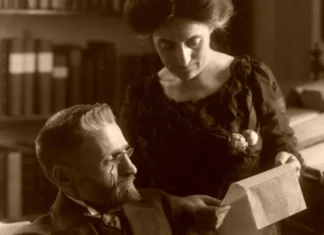 ‘Aliyah’ of the soul Portrait of Eliezer and Hemda Ben-Yehuda in their house in Talpiot, outside Jerusalem, 1912. Credit: Widener Library at Harvard University in Cambridge, Mass./Public Domain via Wikimedia Commons.