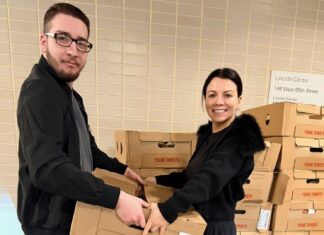 The Blue Card distributes 100 turkeys to Holocaust survivors in New York